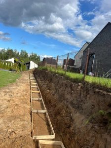 Žalia atraminė siena palei sodo tvorą – nuotrauka 3