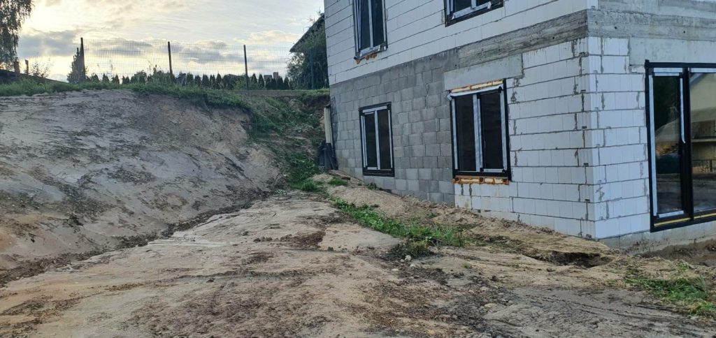 Šlaitų sutvirtinimas abipus naujo namo – nuotrauka 2