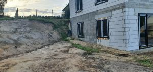 Šlaitų sutvirtinimas abipus naujo namo – nuotrauka 2