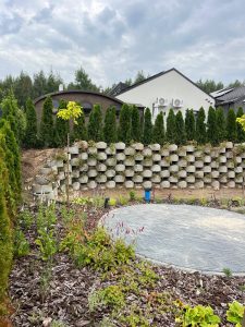Žalia atraminė siena palei sodo tvorą – nuotrauka 8