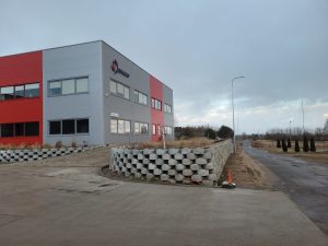 Atraminė siena palei įmonės teritoriją ir įvažiavimą – nuotrauka 10