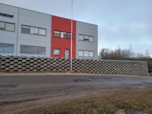 Atraminė siena palei įmonės teritoriją ir įvažiavimą – nuotrauka 12