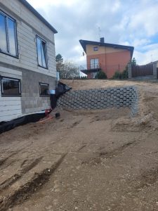 Atraminė siena prie naujo namo kampo – nuotrauka 3
