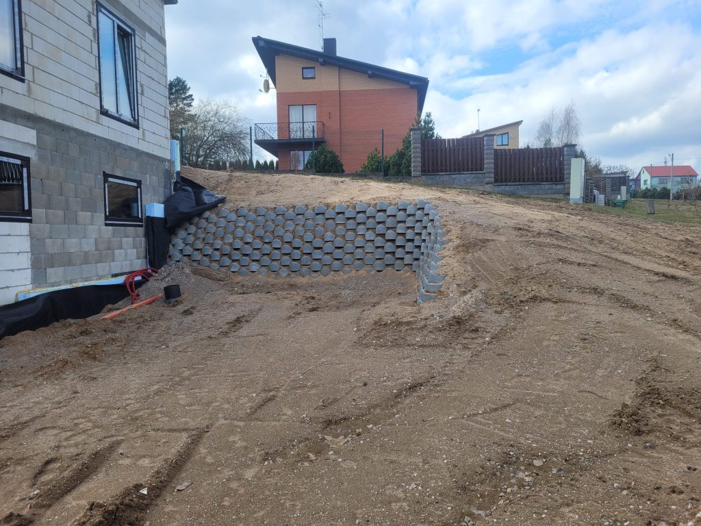 Atraminė siena prie naujo namo kampo – nuotrauka 2