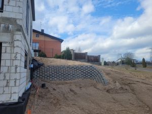 Atraminė siena prie naujo namo kampo – nuotrauka 4