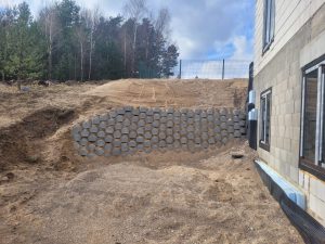 Atraminė siena prie naujo namo kampo – nuotrauka 5