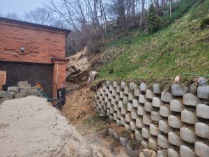 Sodo šlaito papėdės sutvirtinimas lenkta ATALUS siena – nuotrauka 16