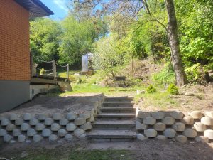 Sodo šlaito terasa su laiptais – nuotrauka 5
