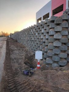 Atraminė siena palei įmonės teritoriją ir įvažiavimą – nuotrauka 7
