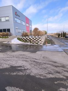 Atraminė siena palei įmonės teritoriją ir įvažiavimą – nuotrauka 14