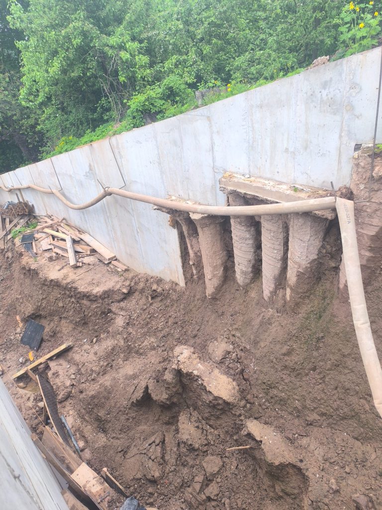 ATALUS siena siauroje erdvėje tarp betoninių sienų – nuotrauka 2