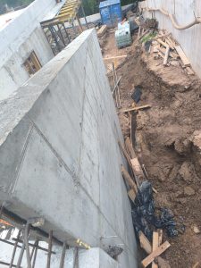 ATALUS siena siauroje erdvėje tarp betoninių sienų – nuotrauka 4