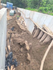 ATALUS siena siauroje erdvėje tarp betoninių sienų – nuotrauka 5