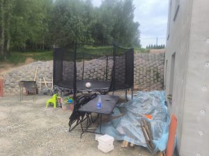 Atraminė siena prie naujo namo kampo – nuotrauka 7