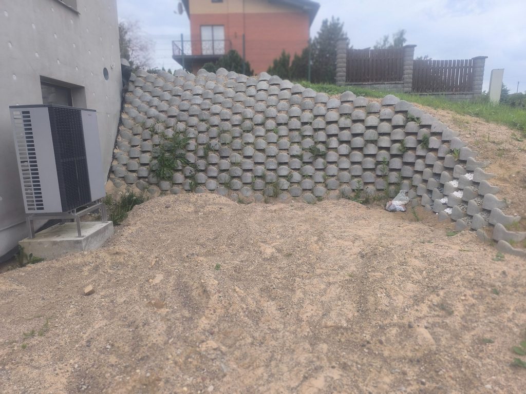 Atraminė siena prie naujo namo kampo – nuotrauka 1
