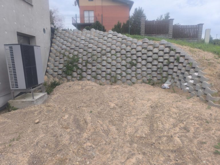 Atraminė siena prie naujo namo kampo – nuotrauka 1