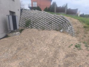 Atraminė siena prie naujo namo kampo – nuotrauka 8