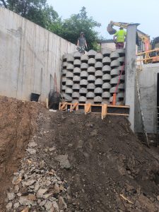 ATALUS siena siauroje erdvėje tarp betoninių sienų – nuotrauka 6