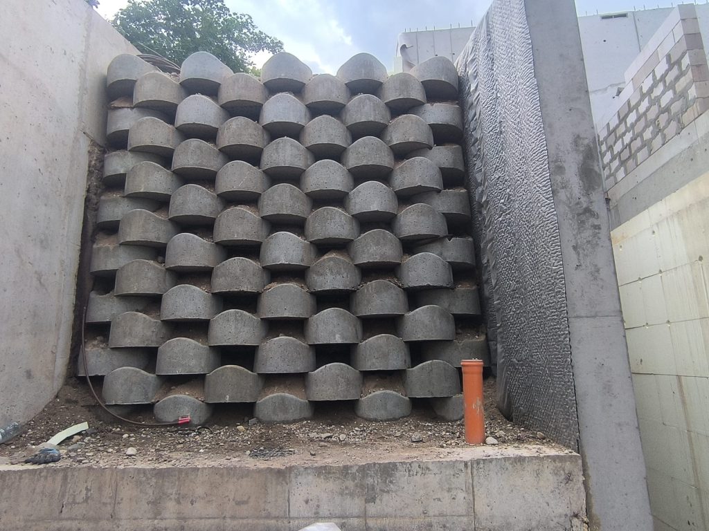 ATALUS siena siauroje erdvėje tarp betoninių sienų – nuotrauka 1