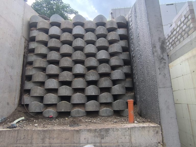 ATALUS siena siauroje erdvėje tarp betoninių sienų – nuotrauka 1