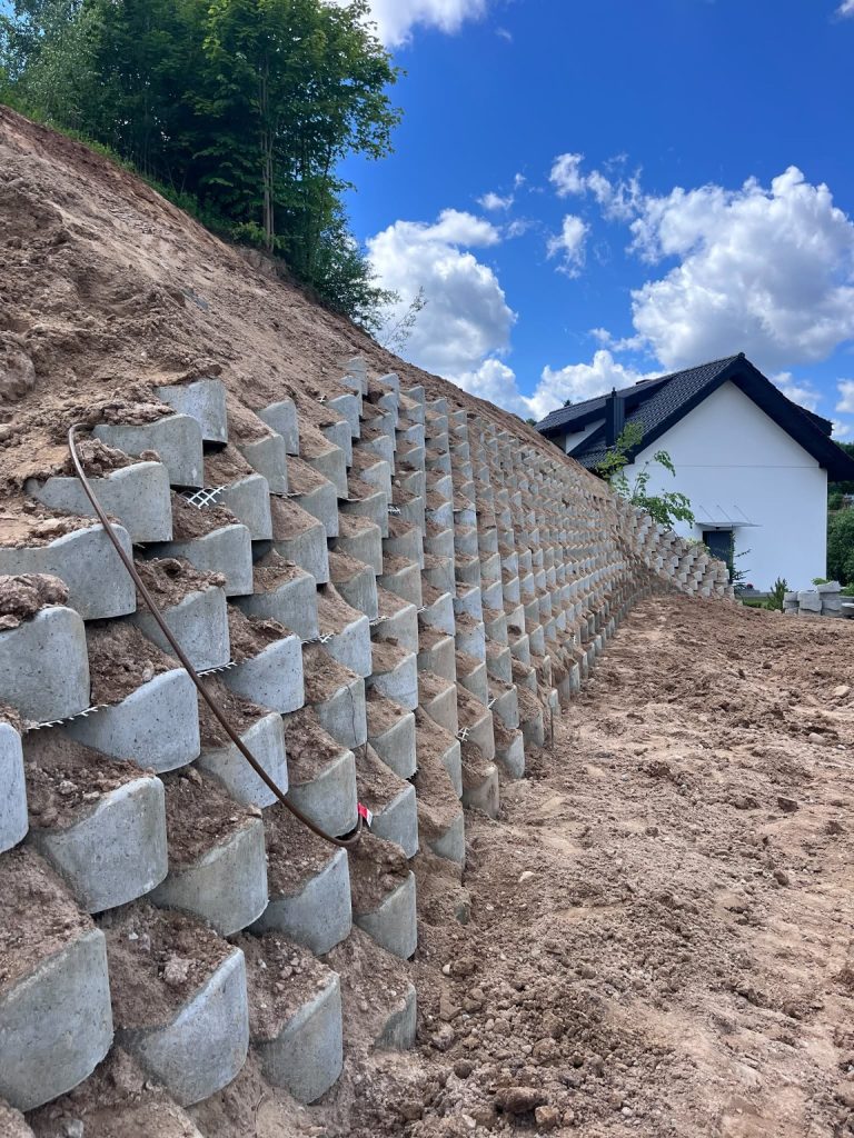 Ilgas smėlio šlaito sutvirtinimas su geotinkleliu – nuotrauka 1
